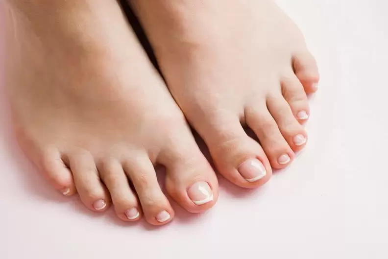 Jambes après l'action efficace de la crème brand exodermine rand